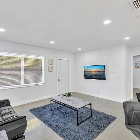 2 Bdrm Modern House Mins From Beach & Casino Hb1 Hallandale Beach Eksteriør bilde